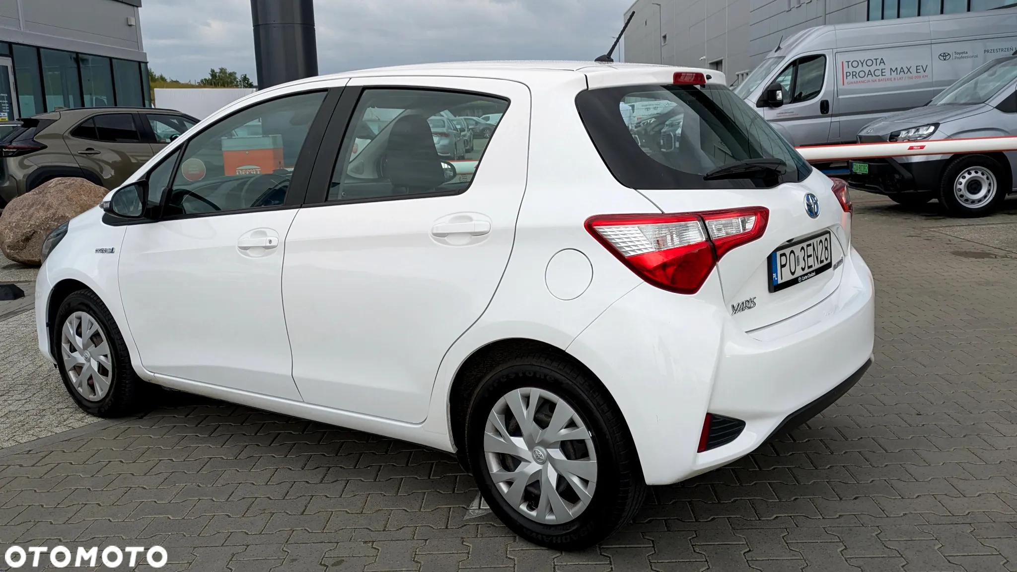 Toyota Yaris Hybrid 100 Premium - 2