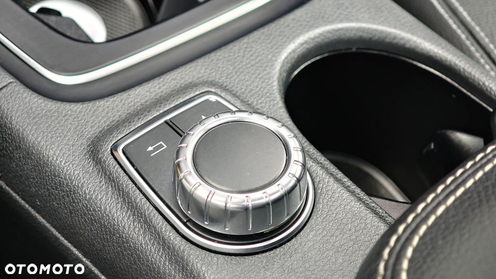 Mercedes-Benz GLA - 34