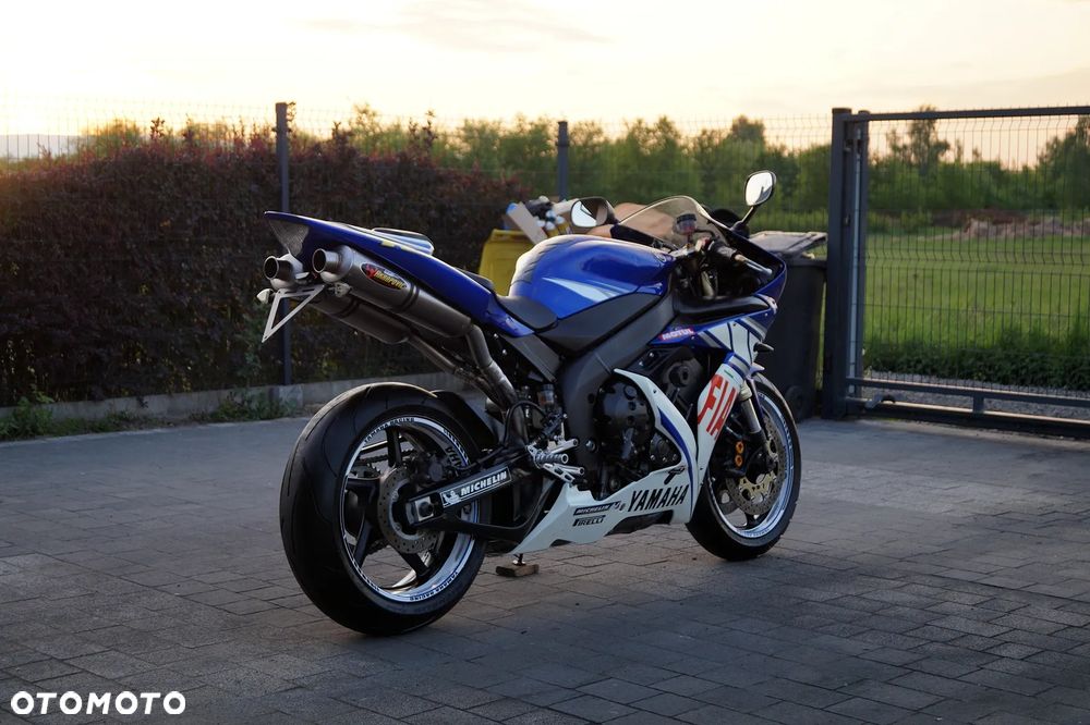 Yamaha R1 - 10