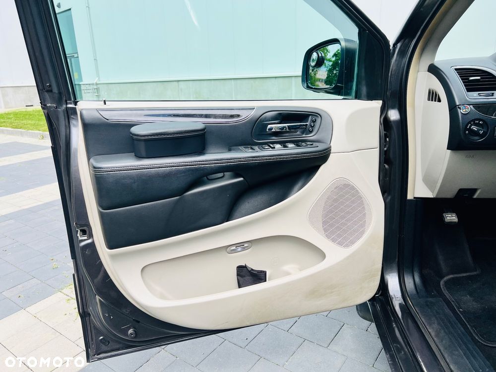 Chrysler Town & Country 3.6 Limited - 22