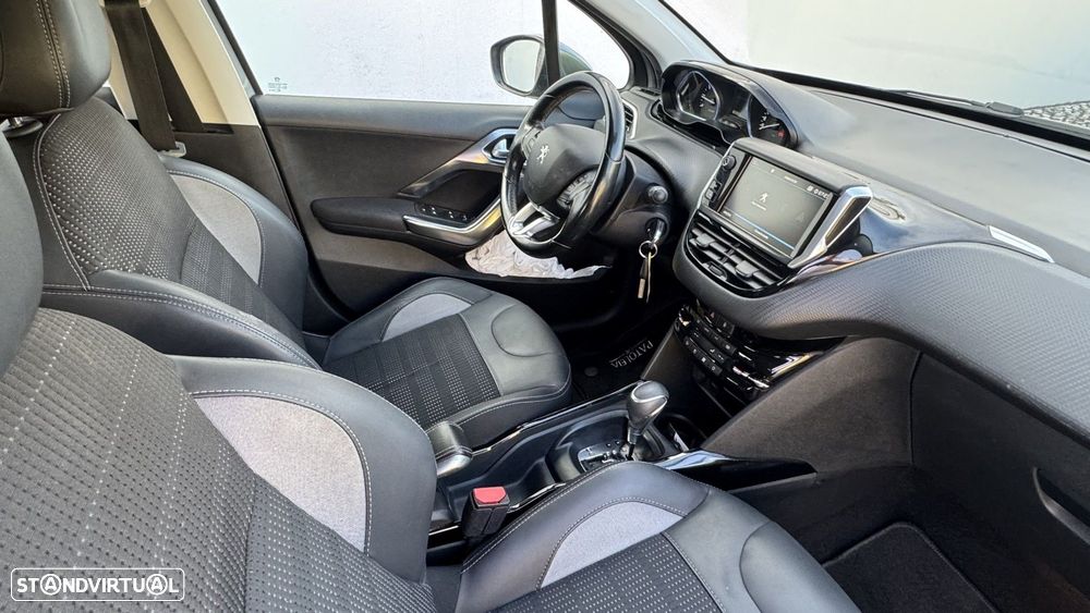 Peugeot 2008 1.2 PureTech Allure EAT6 - 21