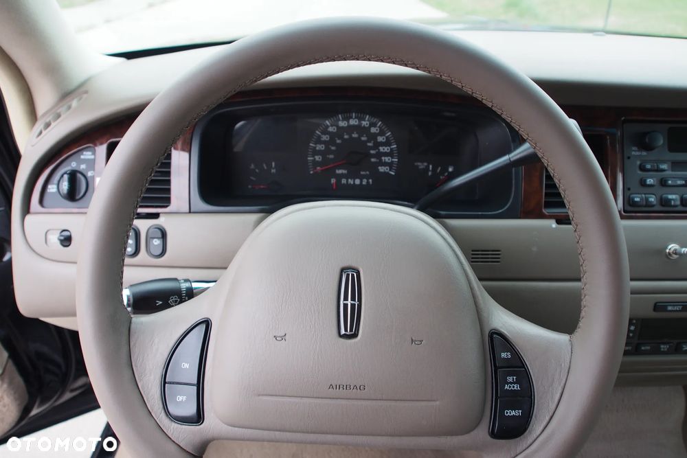 Lincoln Town Car - 32