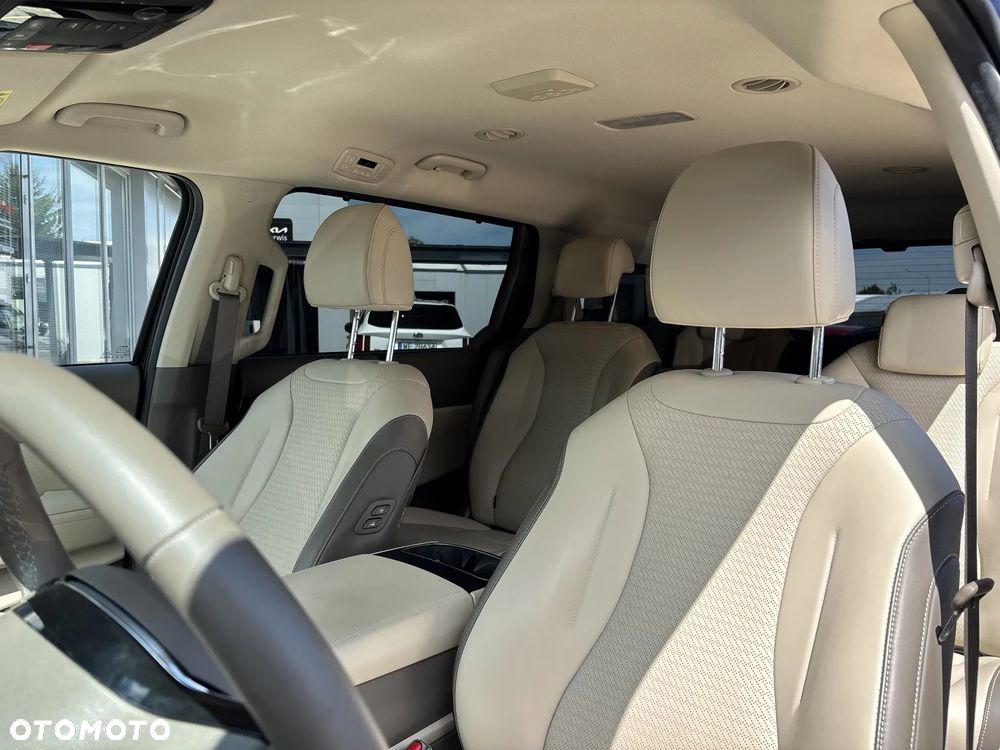 Kia Carnival - 12