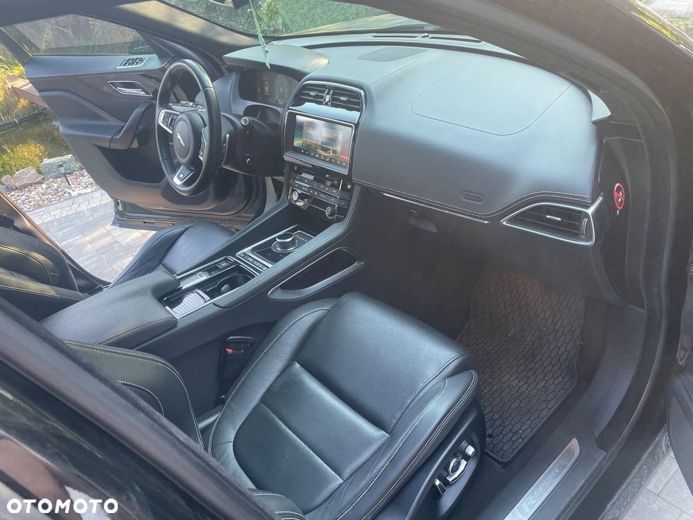 Jaguar F-Pace 2.0 i4P AWD R-Sport - 12