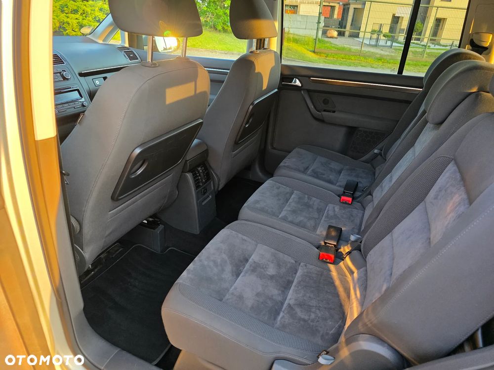 Volkswagen Touran - 16