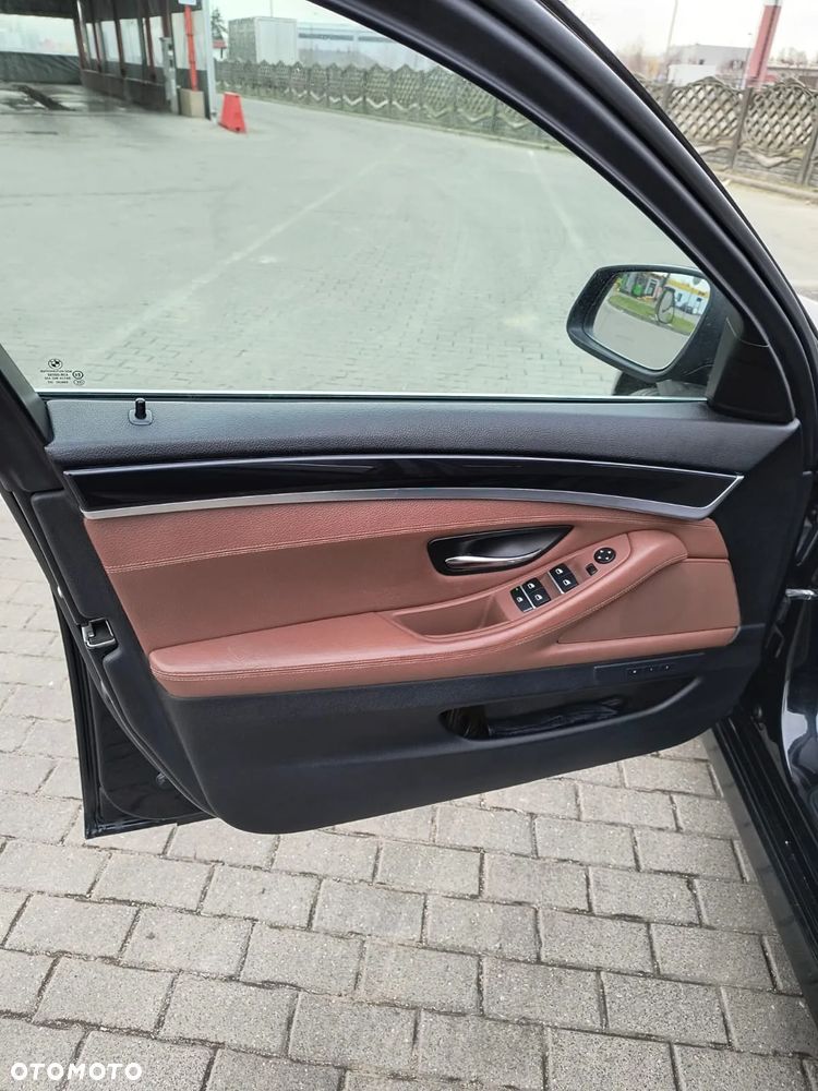 BMW Seria 5 525d xDrive - 11