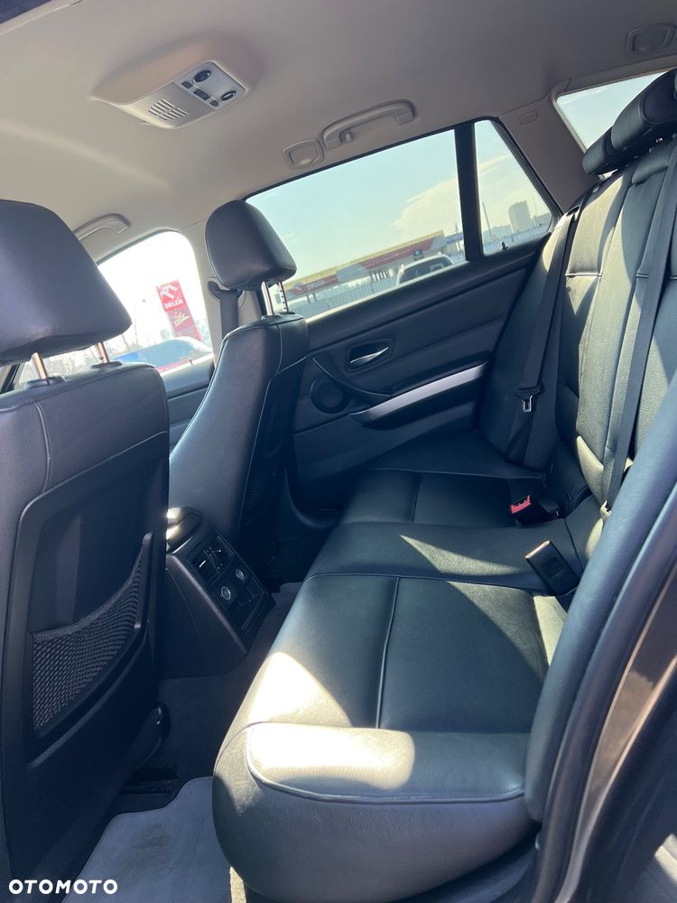 BMW Seria 3 325xi Touring - 15