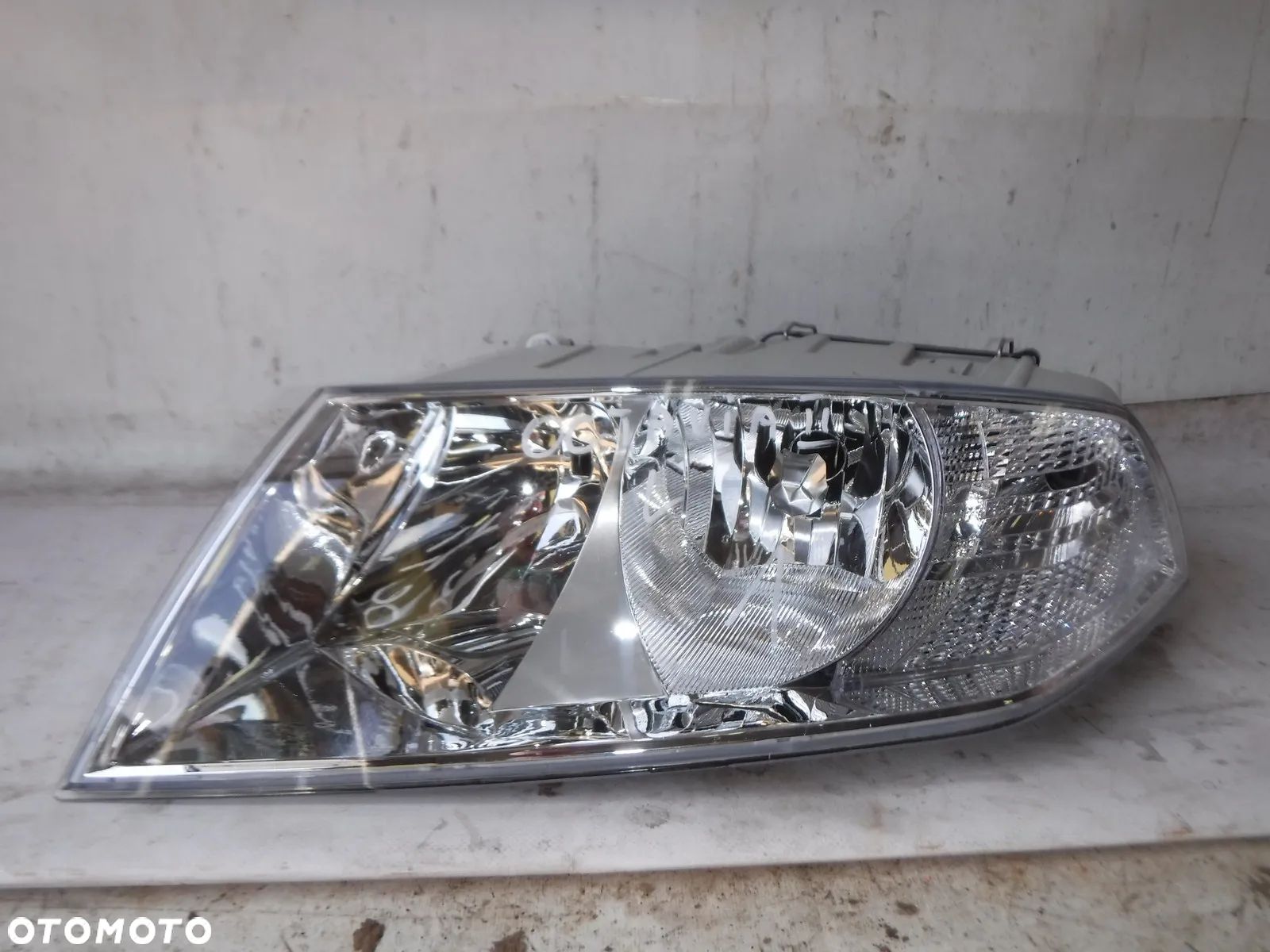 skoda octavia ii 2 lampa przód lewa przednia - 1