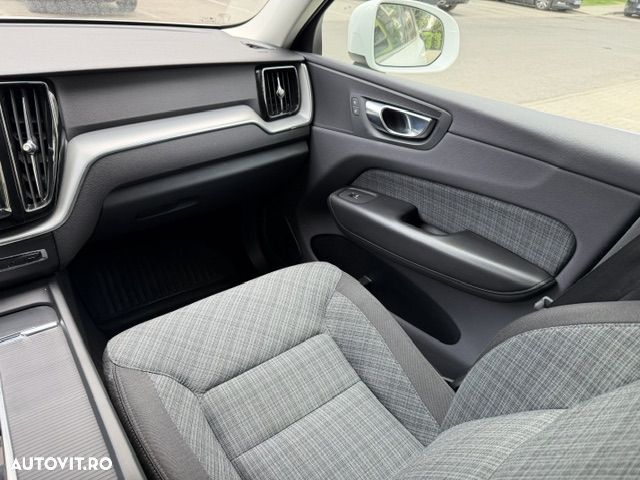 Volvo XC 60 B4 MHEV AT8 FWD Momentum Pro - 9