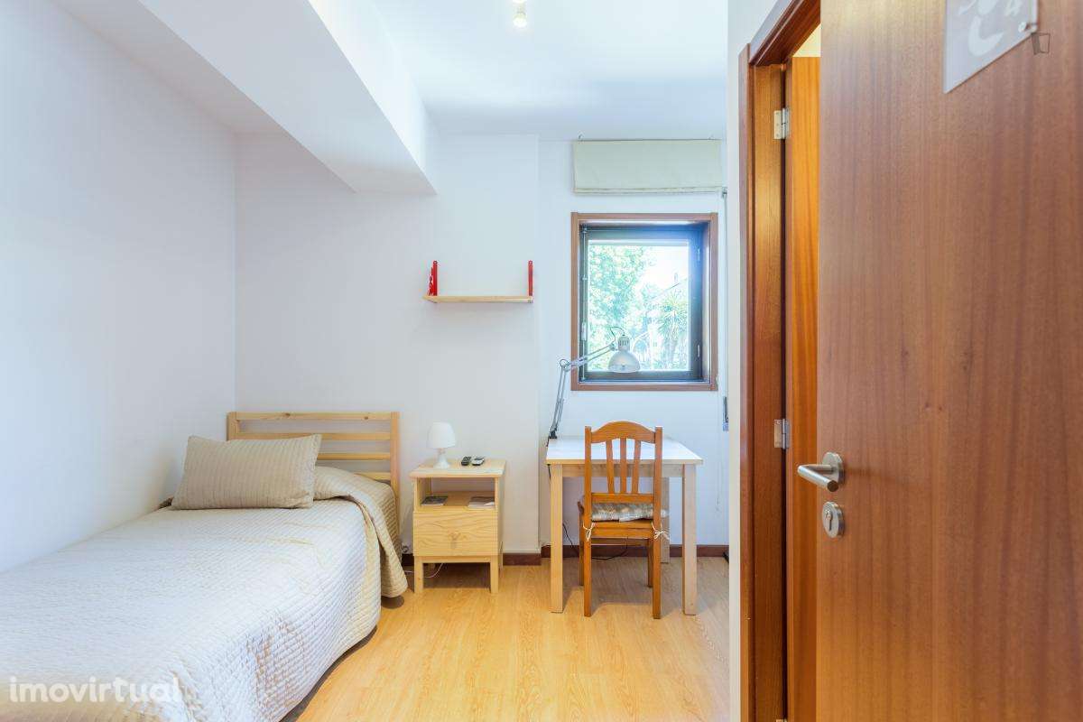 Quarto - localizado em Paranhos Porto - Grande imagem: 2/14