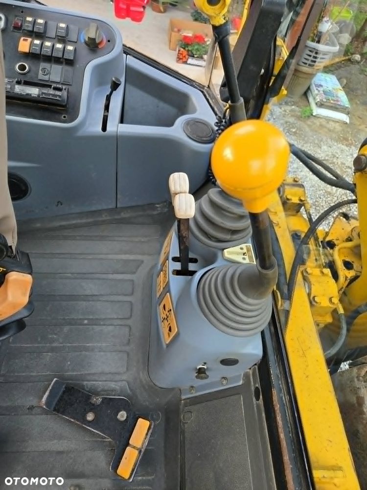 JCB 2CX - 17