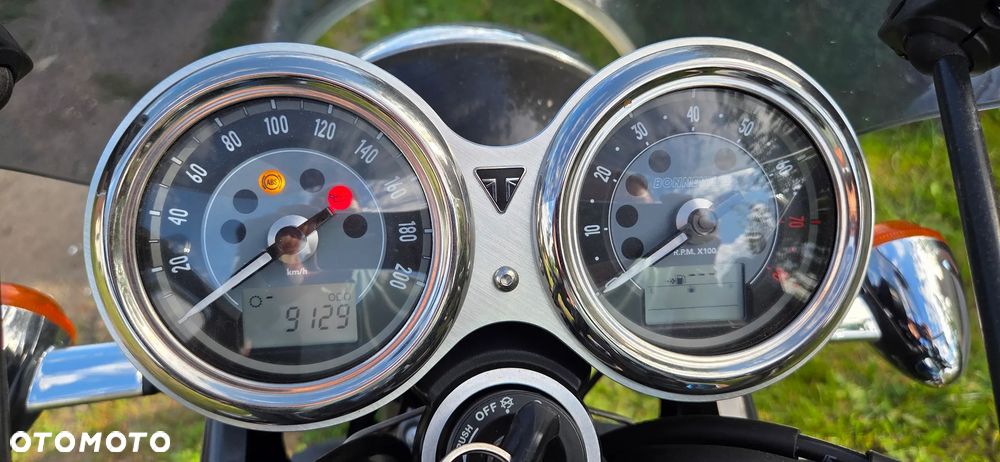 Triumph Bonneville - 10