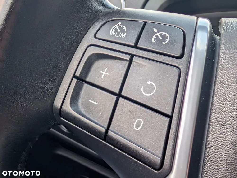 Volvo V40 Cross Country - 8