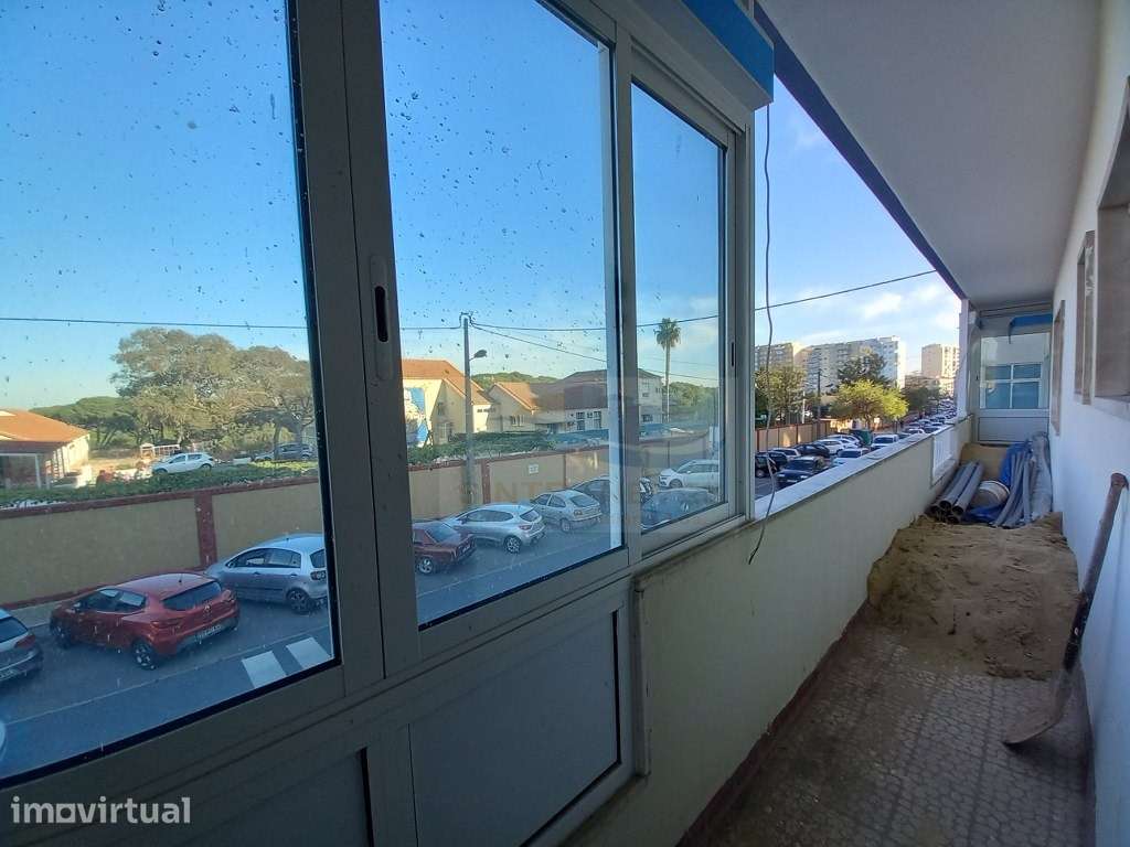 Lindo Apto T4 , totalmente remodelado num 1º andar, junto à Base Na... - Grande imagem: 4/45