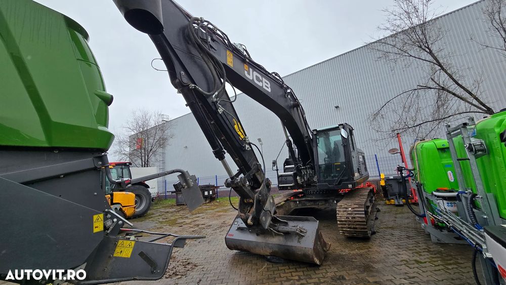 JCB 220 X LC Black - 3