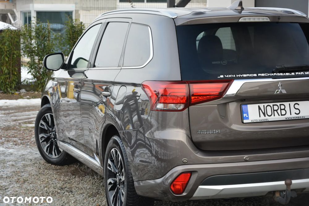 Mitsubishi Outlander 2.0 4WD Top - 25