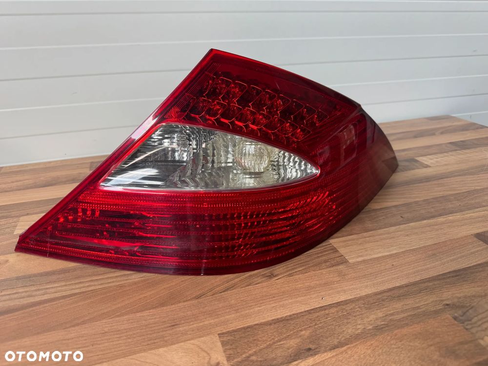 LAMPA TYLNA PRAWA MERCEDES CLS W219 A2198200264 - 1
