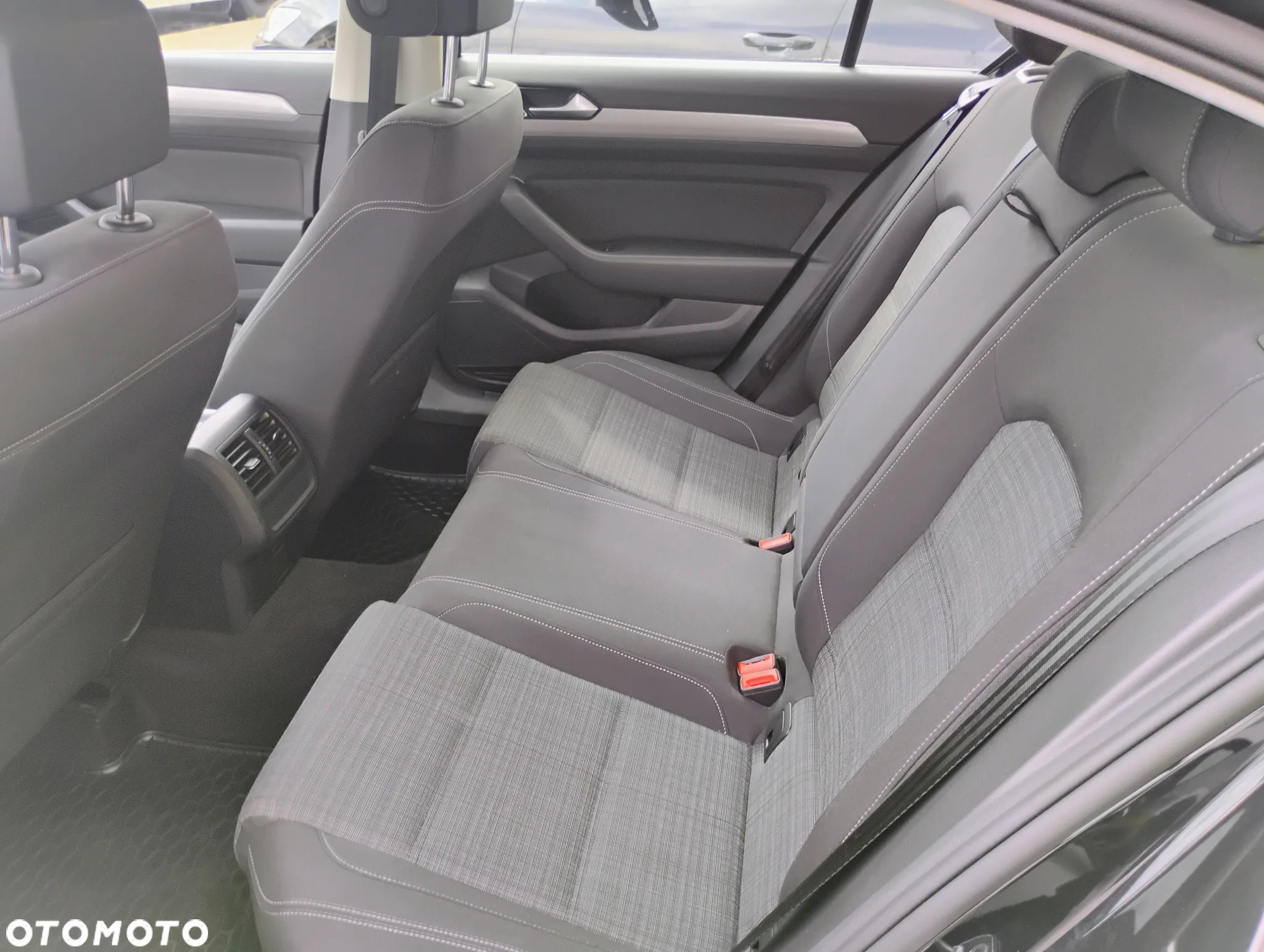Volkswagen Passat 2.0 TSI Business DSG - 29