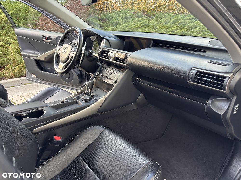 Lexus Is 2018 photo 3