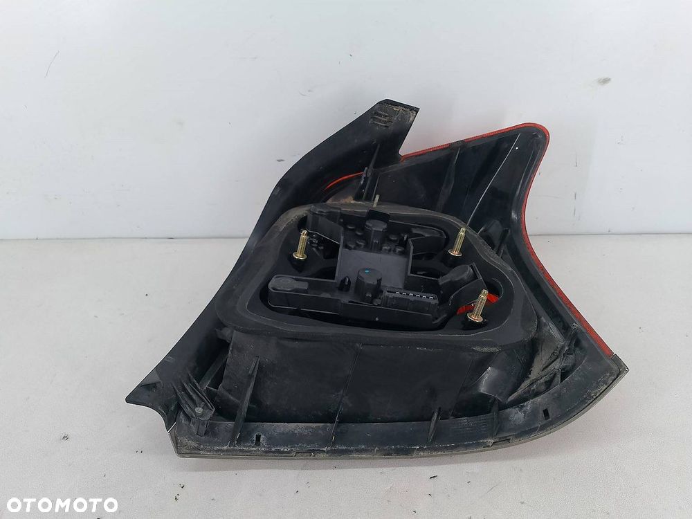 LAMPA TYLNA LEWA TOYOTA AVENSIS II T25 SEDAN - 2