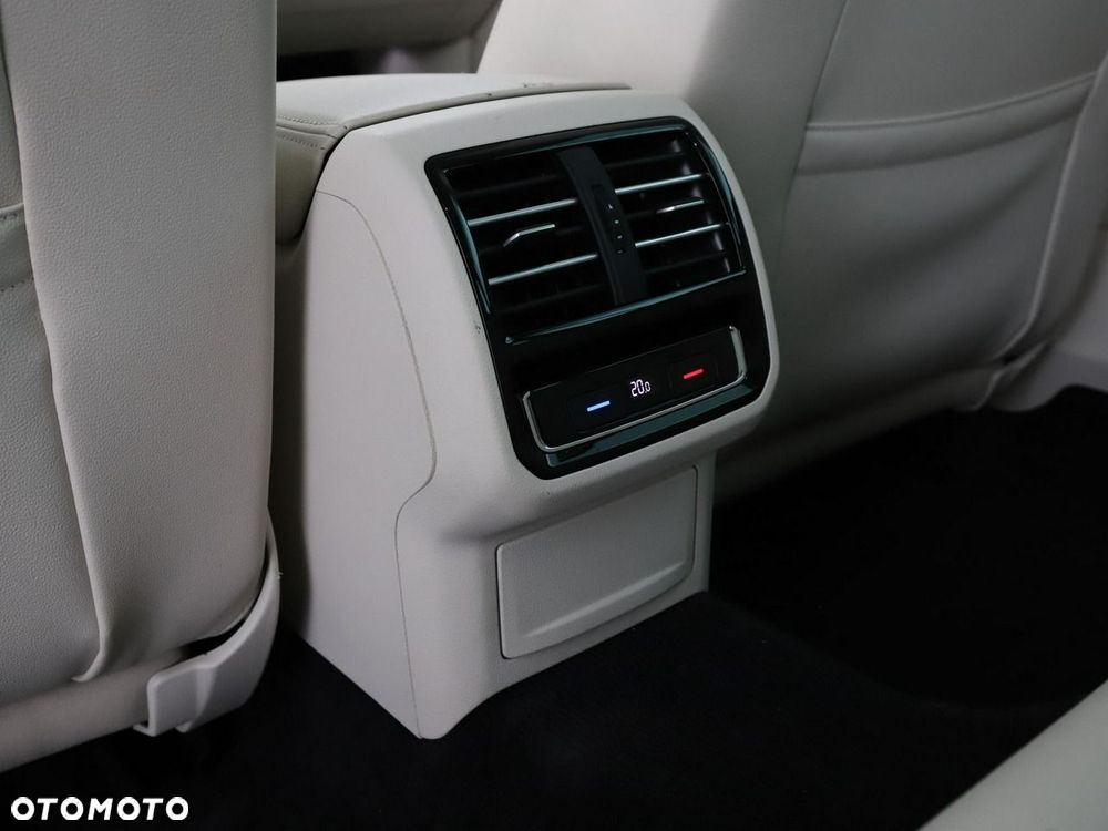 Volkswagen Passat Variant 1.8 TSI (BlueMotion Technology) DSG Highline - 35