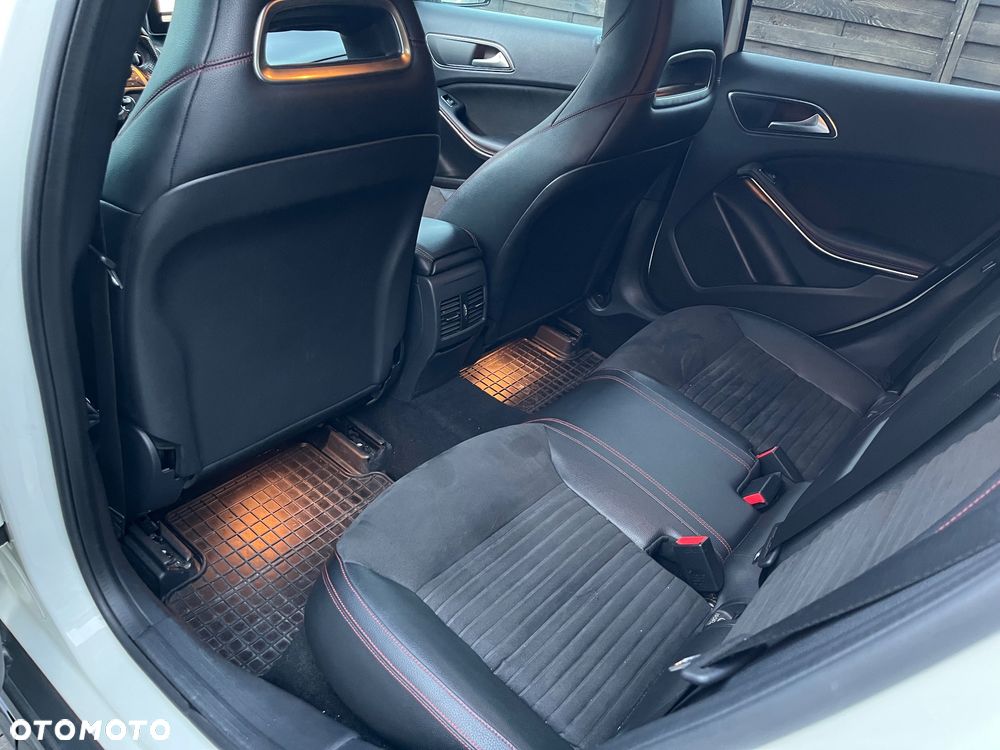 Mercedes-Benz GLA 250 7G-DCT - 22