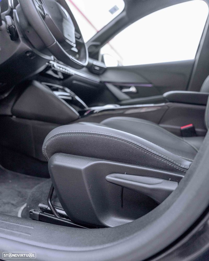 Peugeot 208 1.2 Hybrid GT e-DCS6 - 32