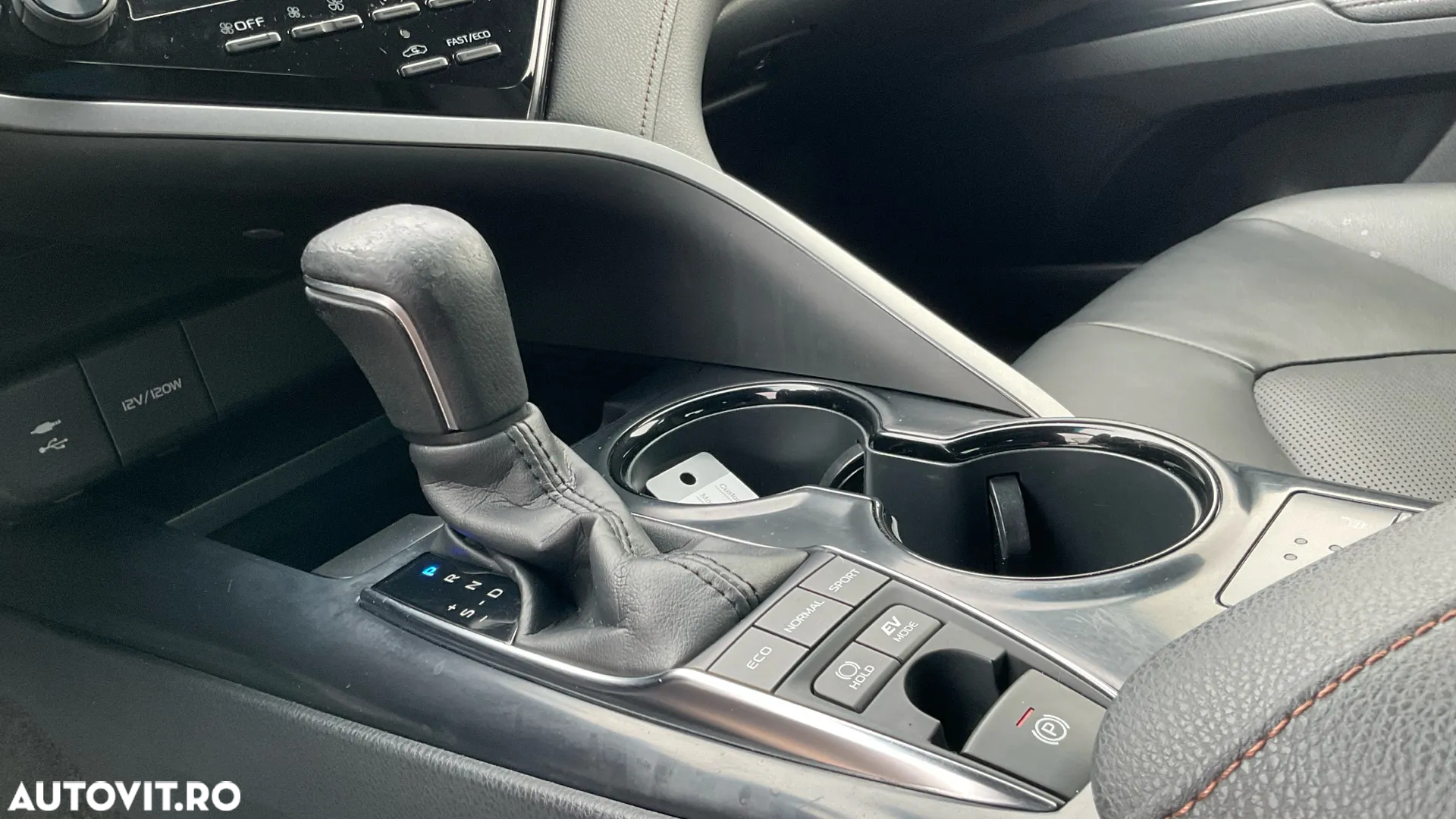 Toyota Camry 2.5 Hybrid Business - 10