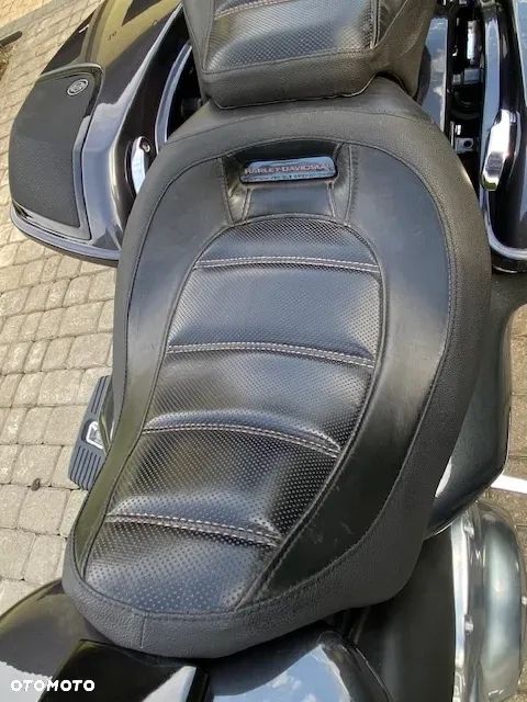 Harley-Davidson CVO Street Glide - 24