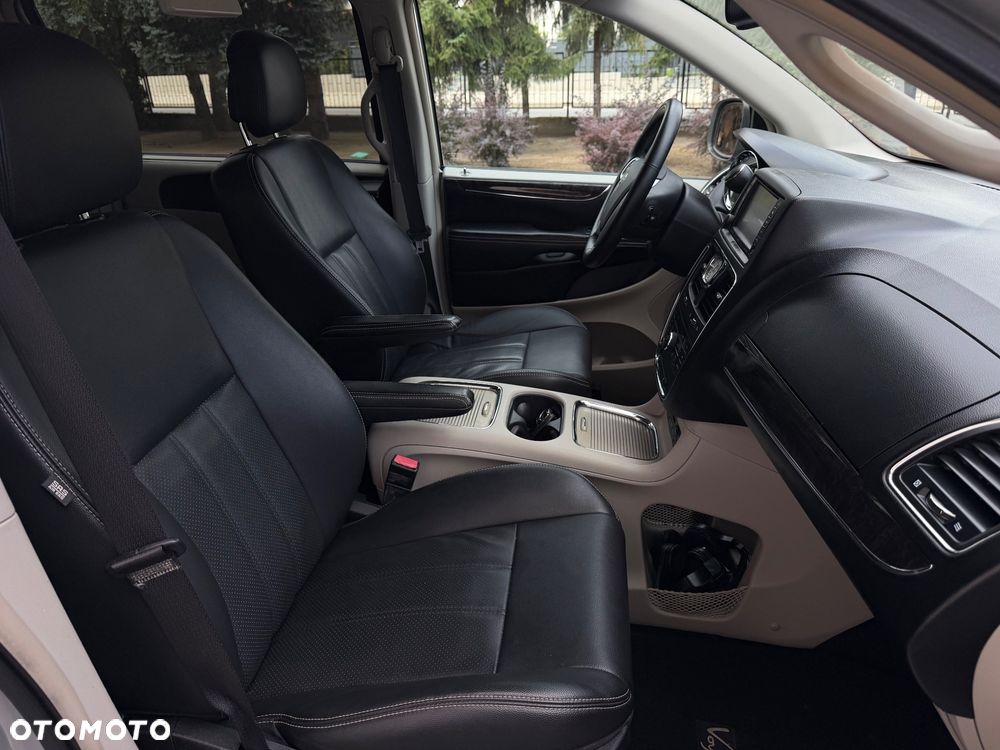 Lancia Voyager 3.6 Silver Euro6 - 17