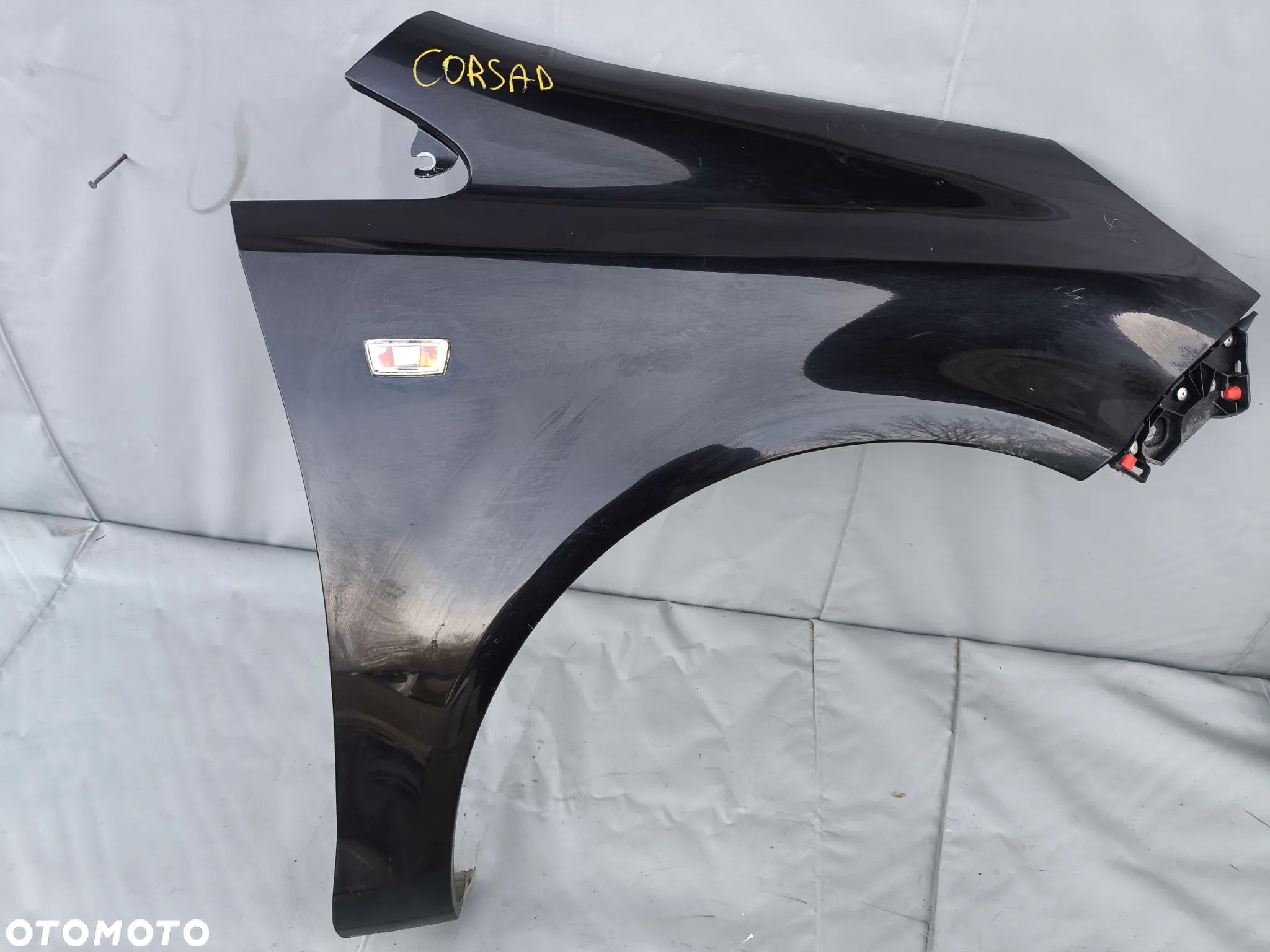 OPEL CORSA D BŁOTNIK PRZEDNI PRAWY - 1