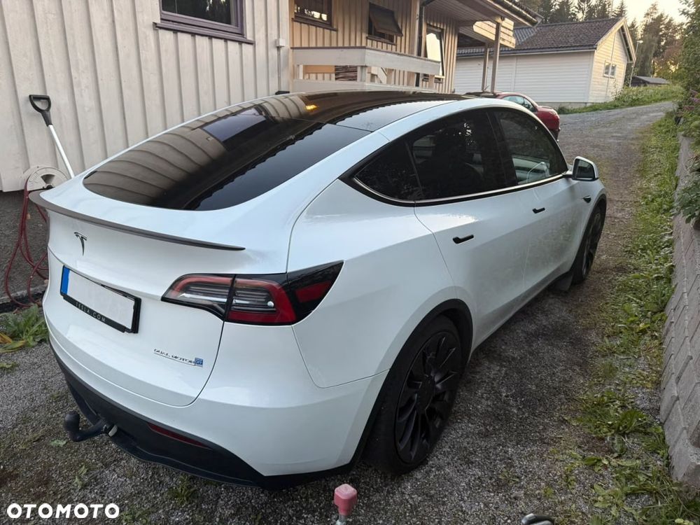 Tesla Model Y Performance AWD - 4