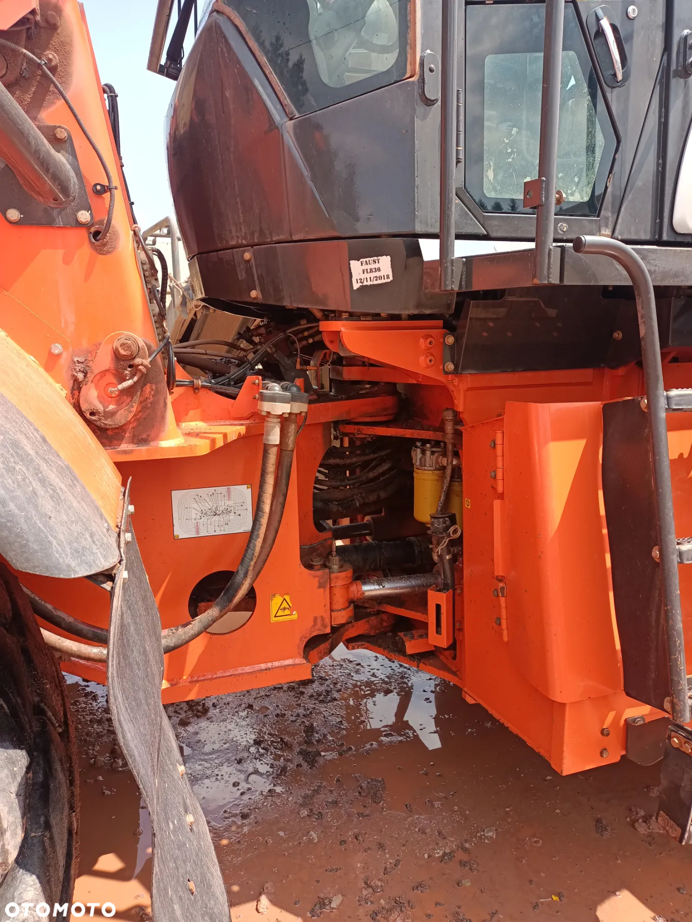 Hitachi ZW330-6 - 10