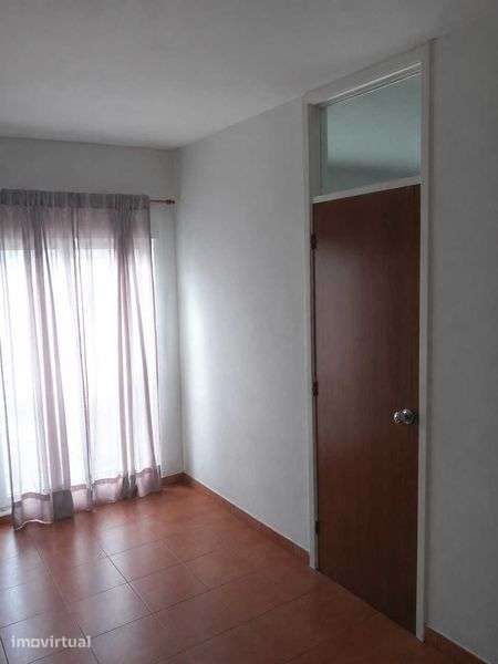 Apartamento T1 à Venda em Massamá — Excelente Localização - Grande imagem: 4/5