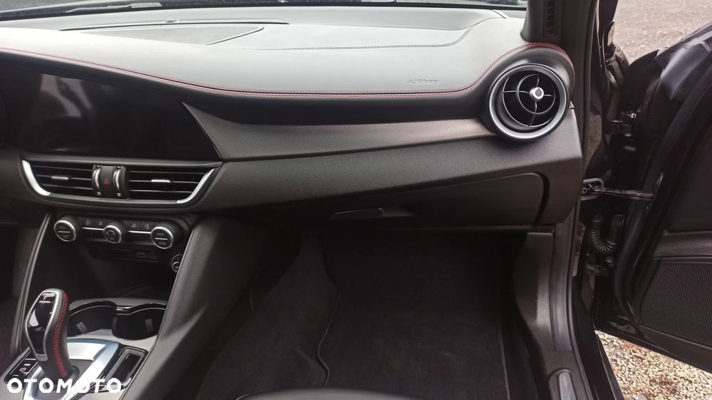 Alfa Romeo Giulia 2.0 Turbo Competizione Q4 - 16