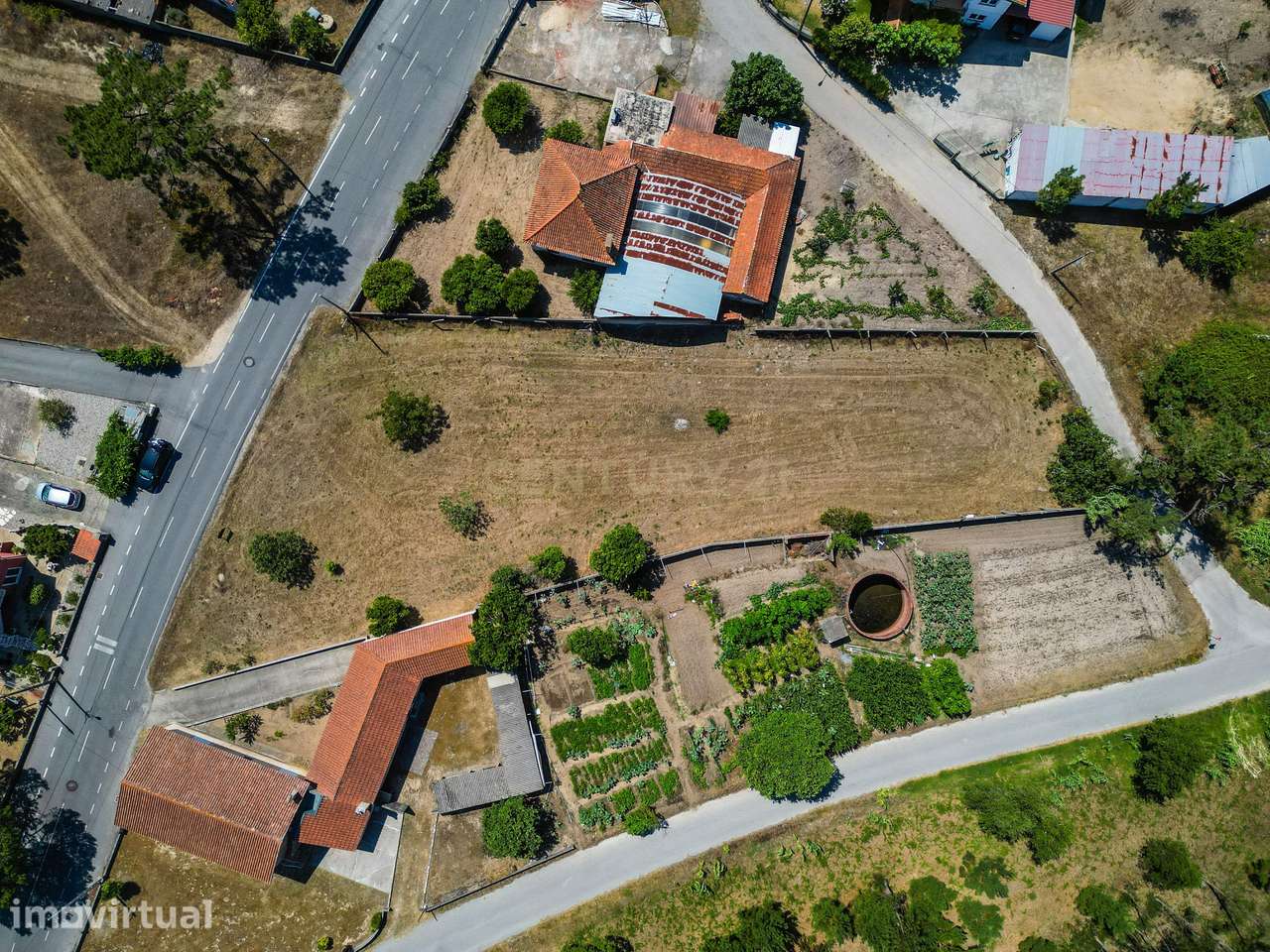 Terreno com cerca de 2.400 m² e viabilidade de construção em Moinhos d - Grande imagem: 2/21