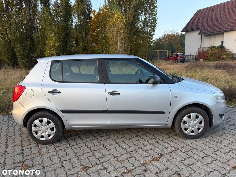 Skoda Fabia 2010 photo 3