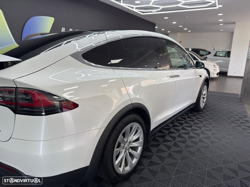 Tesla Model X - 6