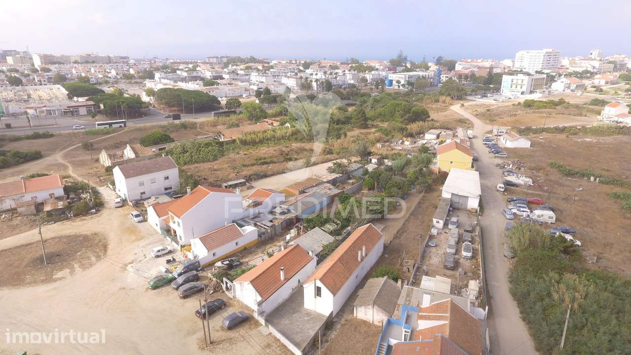 Moradia bifamiliar com dois apartamentos independentes e terreno de... - Grande imagem: 4/35