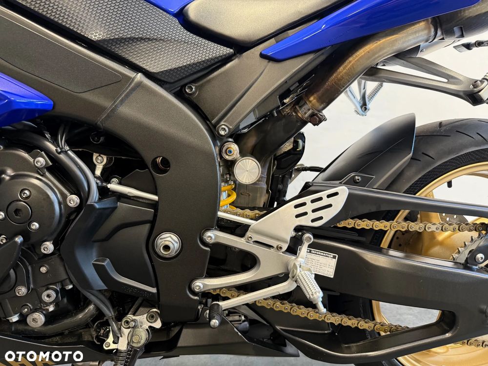 Yamaha R1 - 25