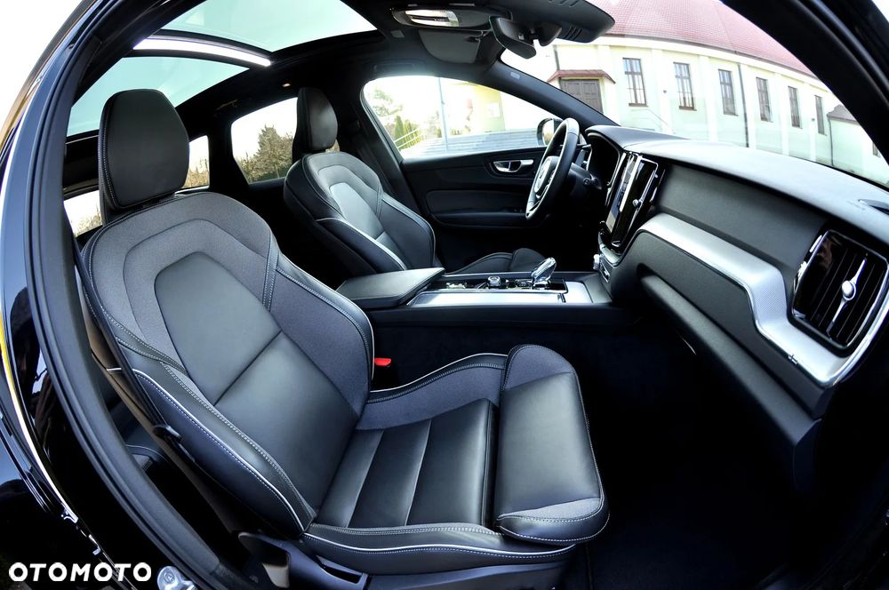 Volvo XC 60 B5 B AWD Plus Black Edition - 18