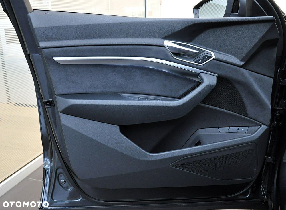 Audi Q8 Sportback e-tron - 13