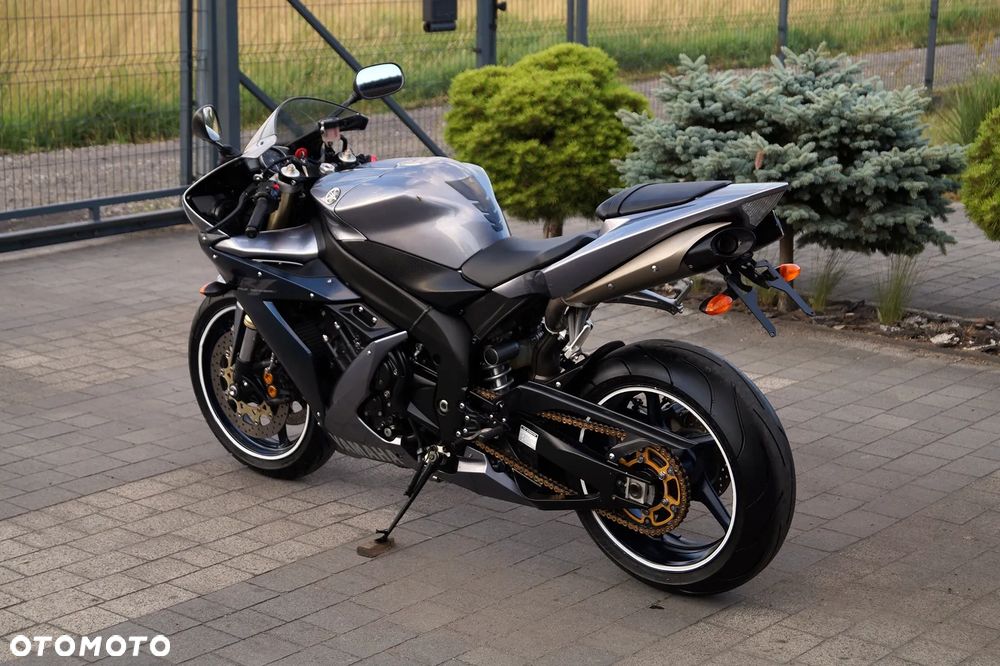 Yamaha R1 - 9