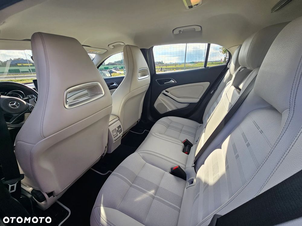 Mercedes-Benz GLA 180 7G-DCT - 10