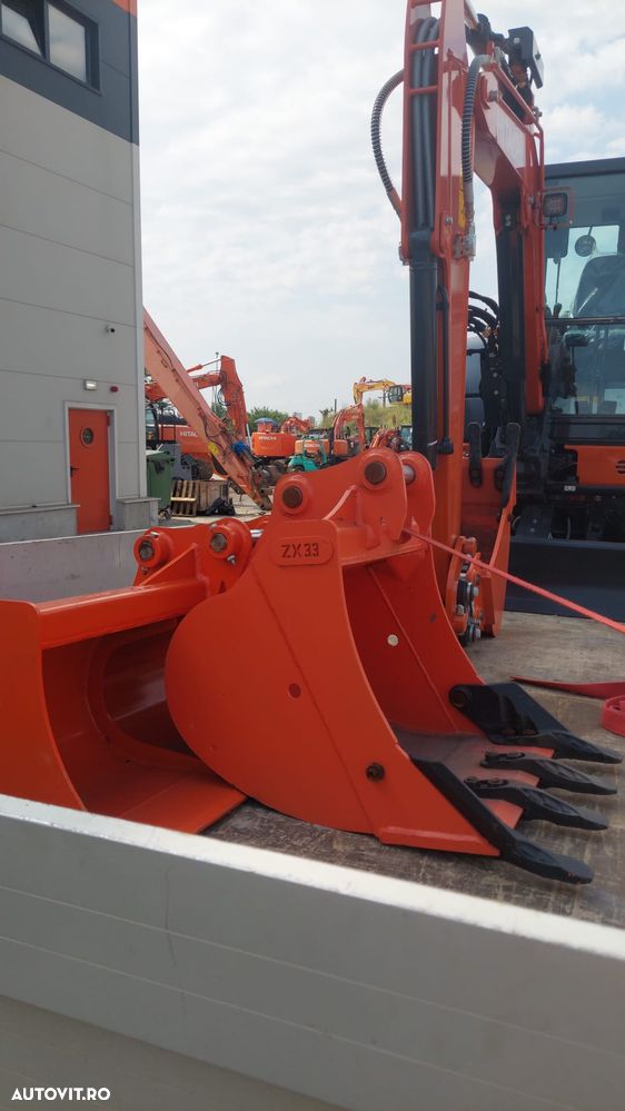 Hitachi ZX26U-6. 2025, 220 ore, Masa operationala 2,8 tone, adancime sapare 3m, CUPLA RAPIDA+CUPA INGUSTA+CUPA LATA+CUPA TALUZ, inst  picion pe brate, senile 95% ok,. rotire in gabarit, produs JAPONIAposibilitate leasing 4 ani, CA NOU-PROMOTIE 32.500 EUR+Tva - 25