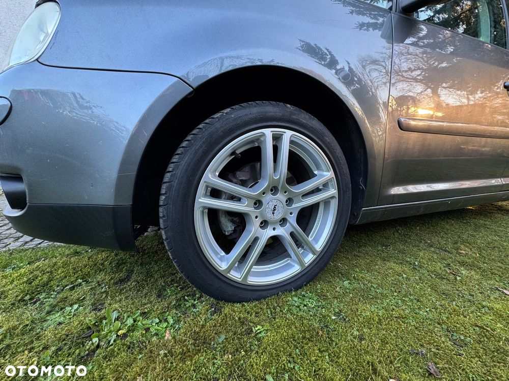 Volkswagen Touran 1.6 FSI Highline - 22