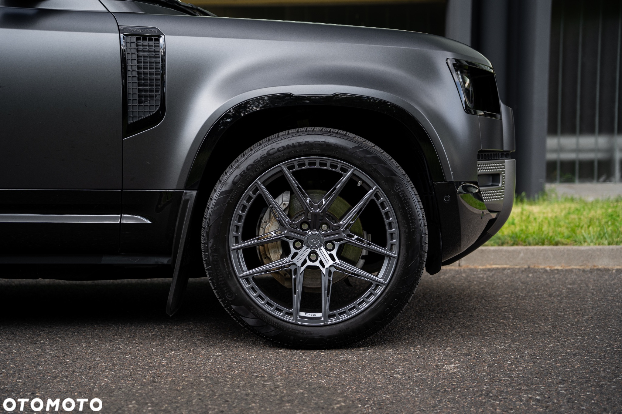 Land Rover Defender - 16