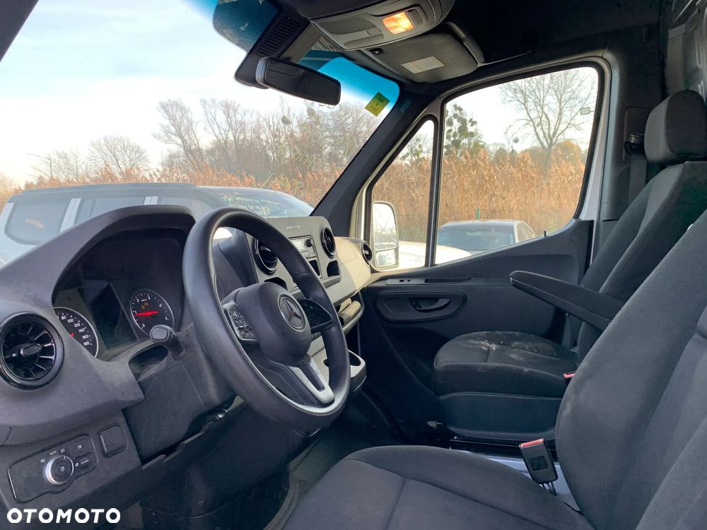 Mercedes-Benz Sprinter - 11