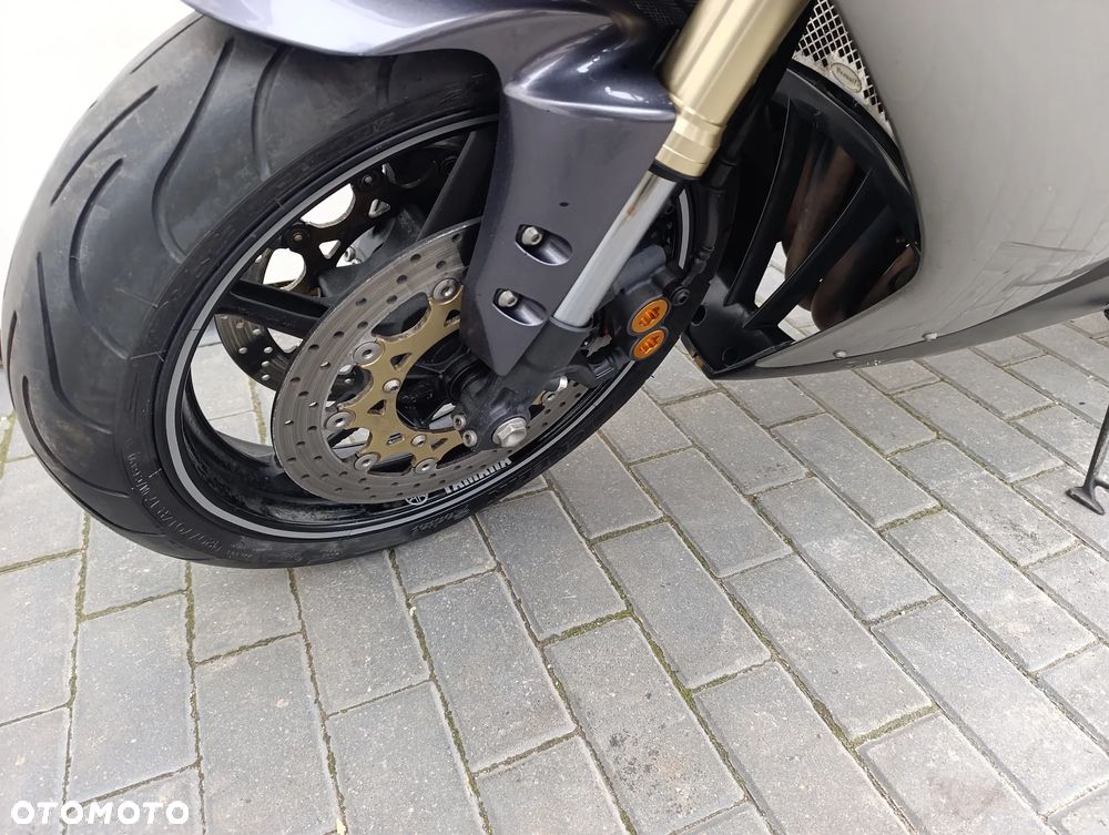 Yamaha R1 - 9