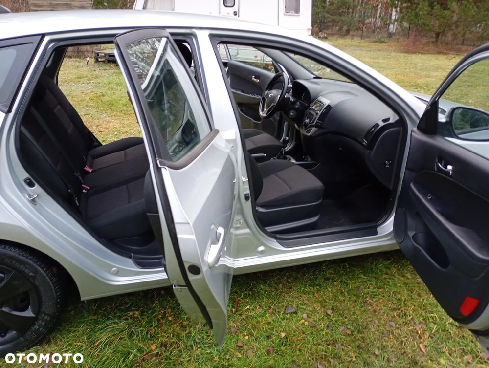 Hyundai i30 1.6 CRDi Base + World Cup - 12